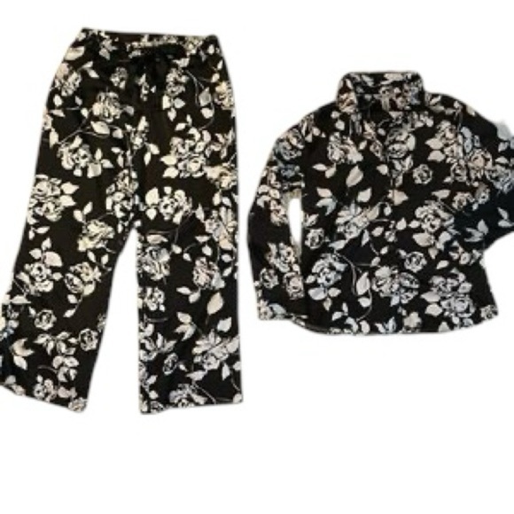 Jennifer Lopez Monochrome Floral Loungewear - Picture 2 of 4